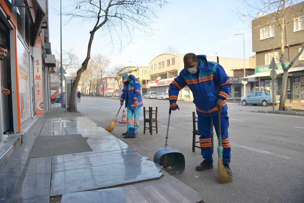 Yıldırım hızıyla sokaklarda temizlik atağı