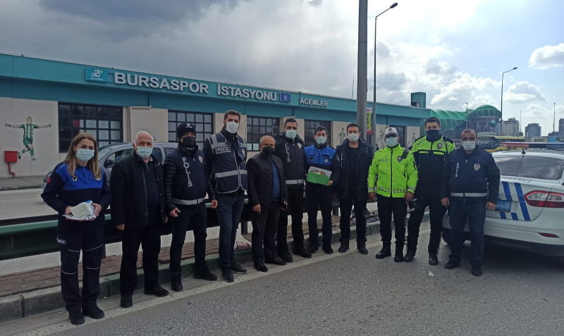 Zabıtadan polise pastalı kutlama