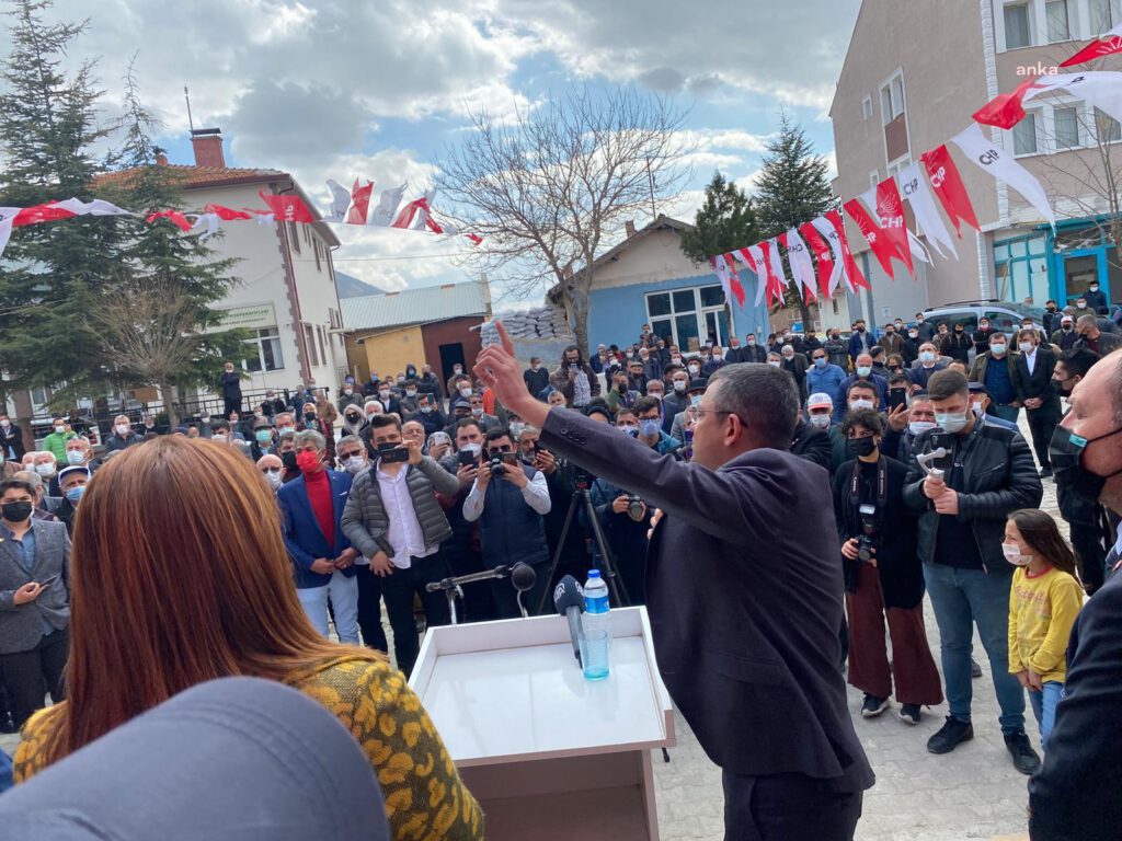 CHP’li Özel: “Ne kadar zorluk varsa sana, çil çil dolarlar yandaşa”