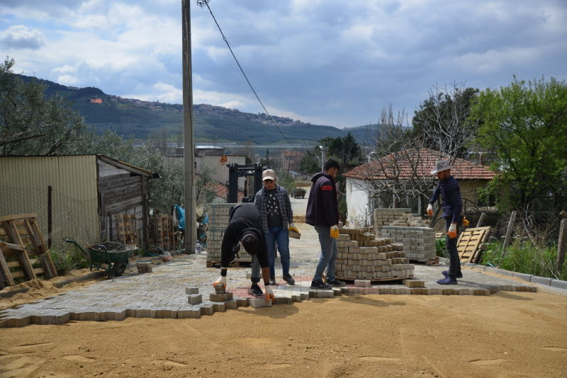 Gemlik’te çamurlu yollar parke ile kaplandı