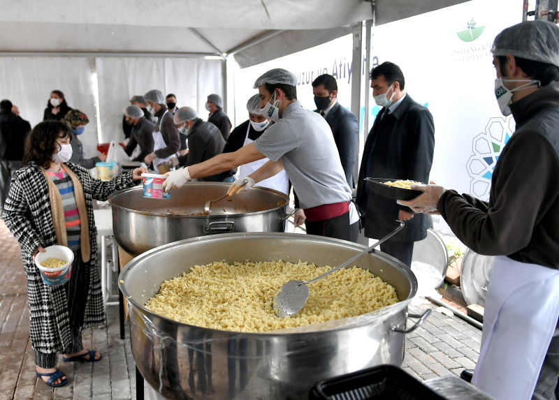 Günlük 2 Bin 500 Kişiye Sıcak İftar Yemeği