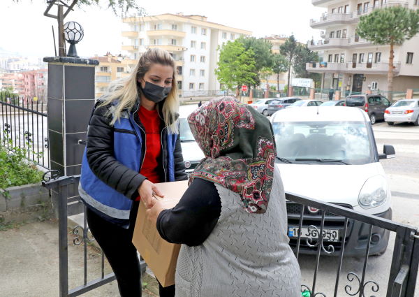 Mudanya’da ramazan paketleri ihtiyaç sahiplerine ulaşıyor