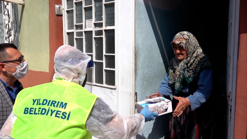 Yıldırım’dan kapı kapı sıcak yemek dağıtımı