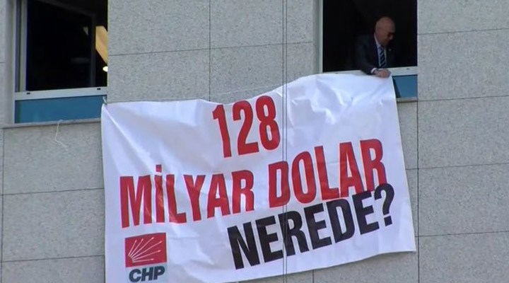 CHP’li Tanal, Meclis’e ‘128 milyar dolar nerede?’ pankartı astı