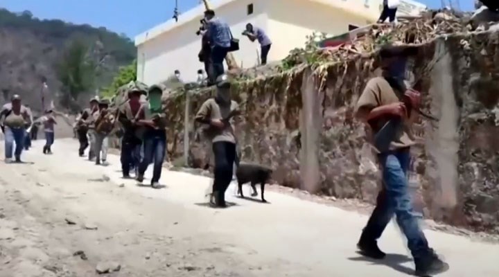 Meksika’da köylüler, uyuşturucu kartellerine karşı silahlanıyor