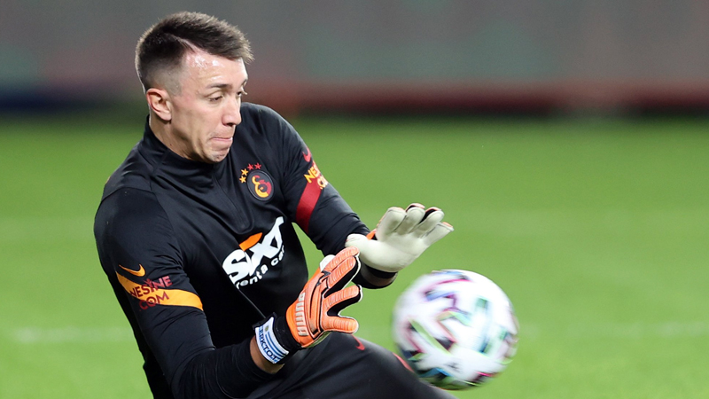 Muslera’nın giyeceği eldivene taraftarlar karar verecek