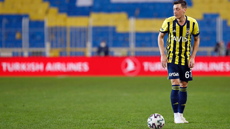 Fenerbahçe, gelecek sezon oyun sistemini Mesut Özil’in üzerine kuracak