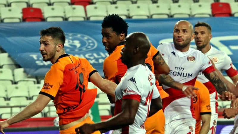 Galatasaray’da 12 oyuncunun gözü kulüpten gelecek kararda