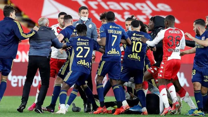 Lyon, Monaco’yu 10 kişiyle devirdi; maçtan sonra yumruklar konuştu!