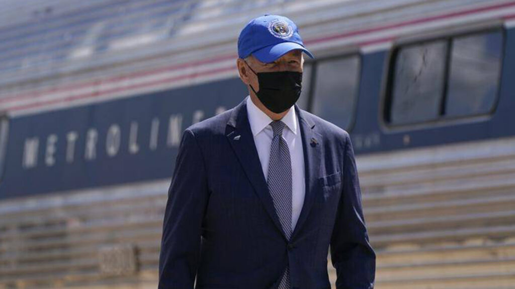 Beyaz Saray Danışmanı: Biden açık havada maskeyi alışkanlıktan takıyor