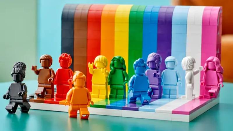 Lego, ilk LGBT+ setini satışa çıkarıyor