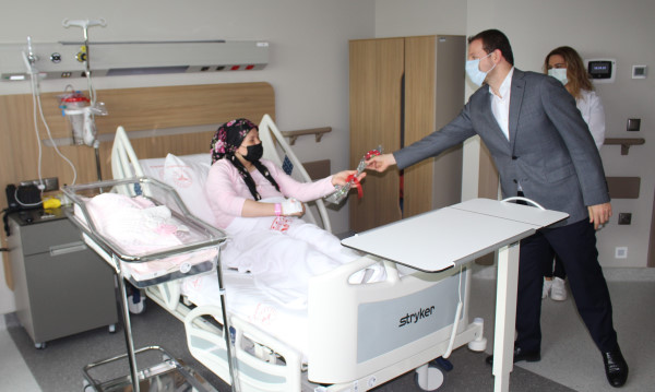 AK Parti Milletvekili Kılıç’tan yeni annelere karanfil…