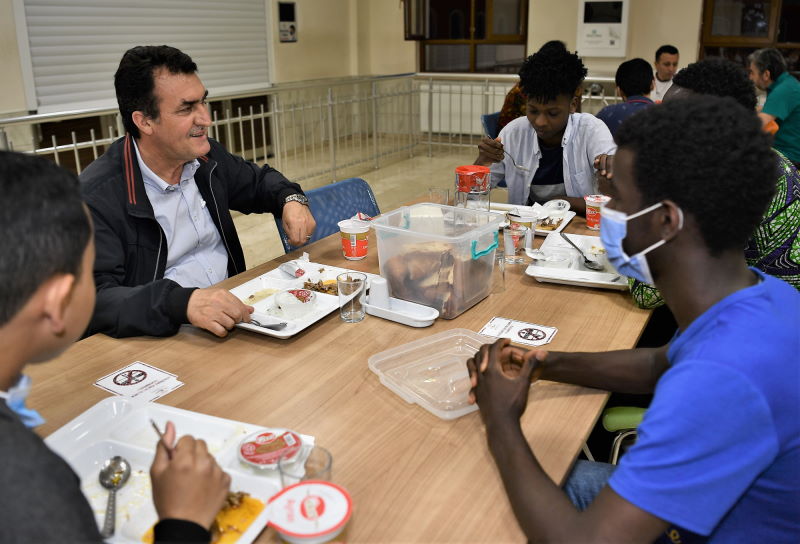 Başkan Dündar, misafir öğrencilerle iftar yaptı