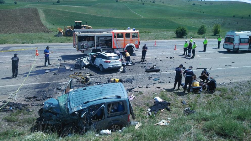 Sivas’ta iki araç çarpıştı; 3’ü çocuk 9 kişi hayatını kaybetti