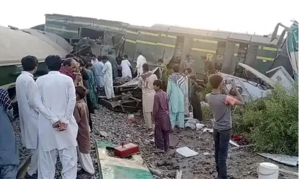 Pakistan’da iki hızlı tren çarpıştı: En az 35 kişi hayatını kaybetti