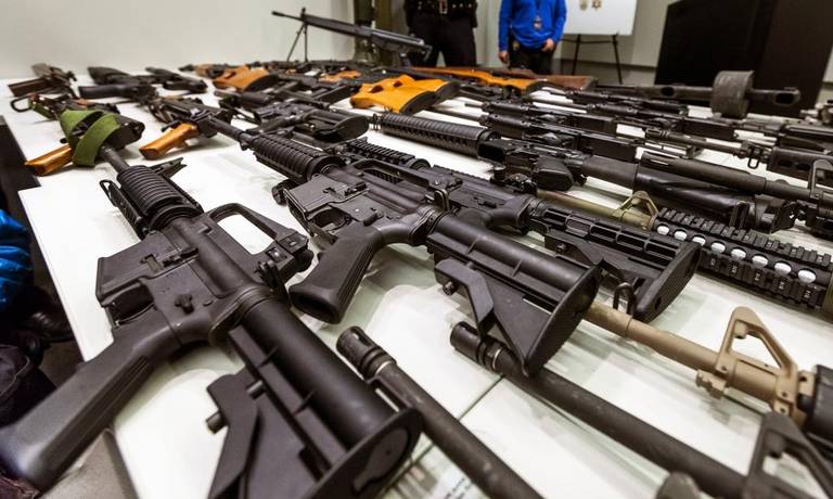 California’da bir yargıç, 30 yıldır süren taarruz silahı yasağını “anayasaya aykırı” buldu