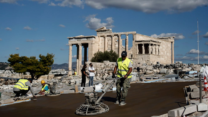 Antik şehir Akropolis’e beton yol yapıldı; arkeologlar “skandal” olarak yorumladı