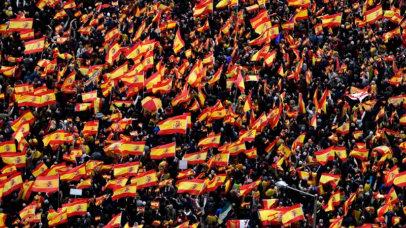 İspanya’da sağ, hükümetin Katalan ayrılıkçılara af çıkarma olasılığına karşı birleşti