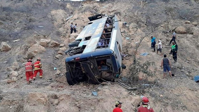 Peru’da maden işçilerini taşıyan otobüs uçuruma yuvarlandı: 27 ölü, 16 yaralı