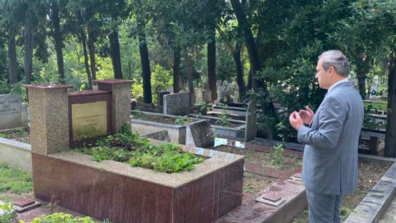 Burak Elmas, Ali Sami Yen’in mezarını ziyaret etti