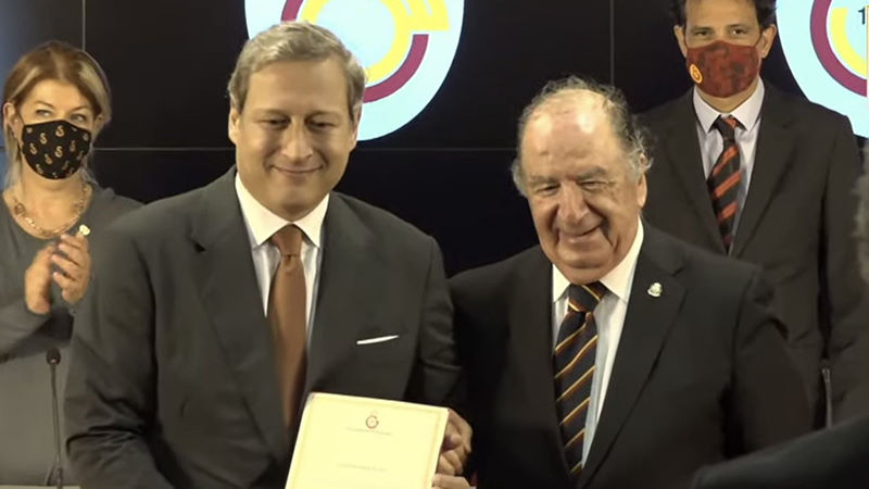 Galatasaray’ın yeni başkanı Burak Elmas, mazbatasını aldı