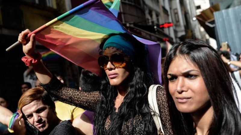 LGBTİ+’lar yasaklara rağmen Taksim’de