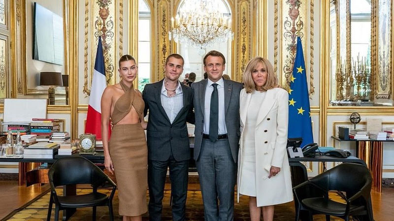 Bieber çifti, Fransa Cumhurbaşkanı Emmanuel Macron’u ziyaret etti