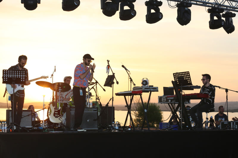 Can Kazaz’dan göl kıyısında muhteşem konser