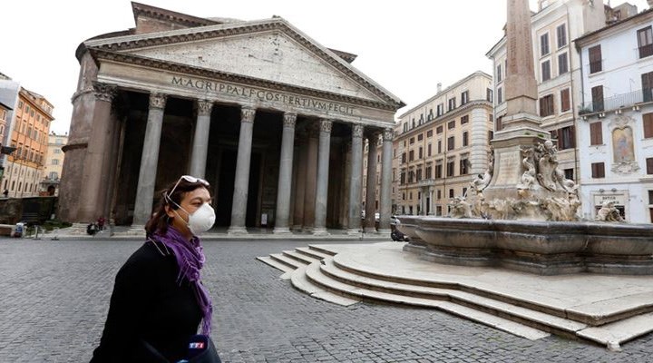 İtalya’da açık alanda maske zorunluluğu kalkıyor