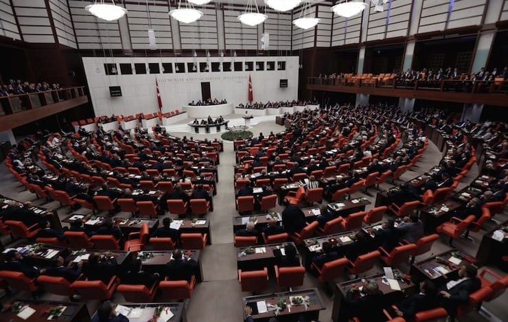 AKP’nin yeni yargı paketi kabul edildi
