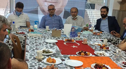 Bayrak üstüne yemek tabağı koydular