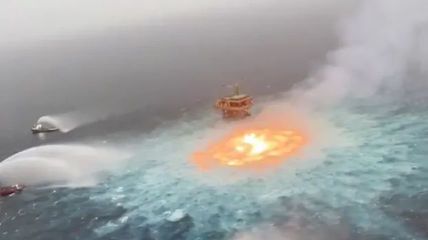 Okyanus yüzeyinde yangın