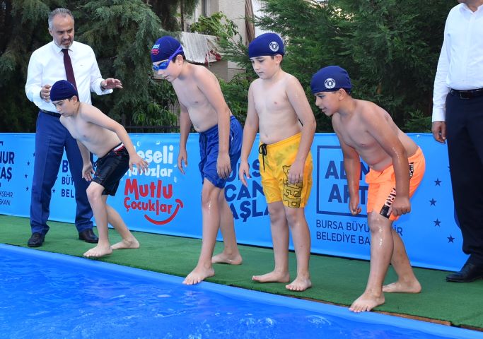 Bursa’da okul bahçesinde yüzme eğitimi