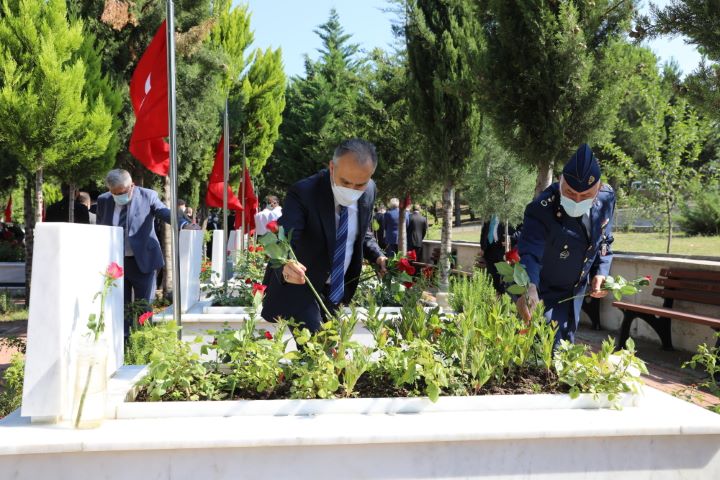 Şehitlikte duygusal anma