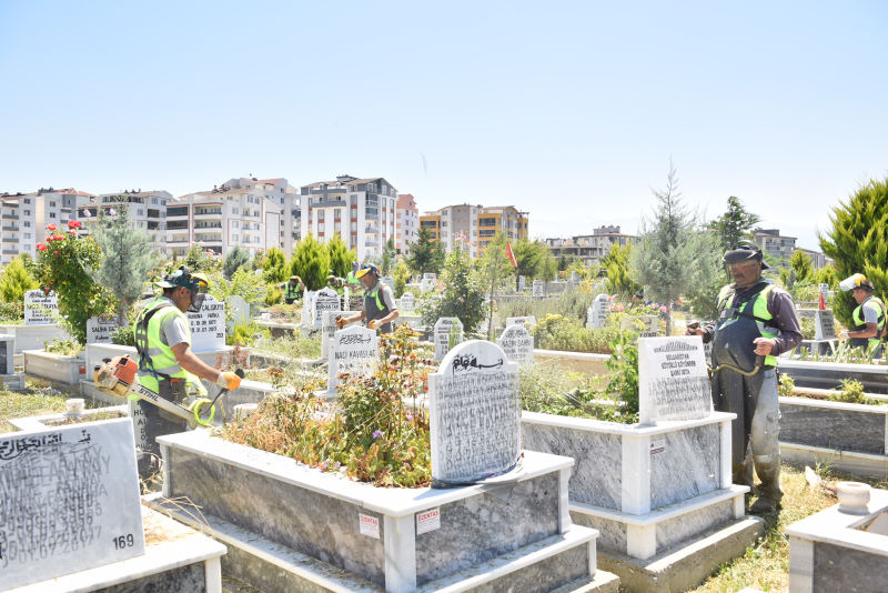 Bursa’da mezarlıklar bayrama hazır