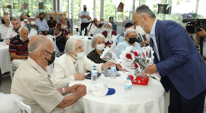 Bursa’da huzurevi ve hastanede bayram