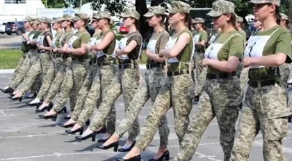Askerlerin topuklu ayakkabıları ülkede kriz çıkardı