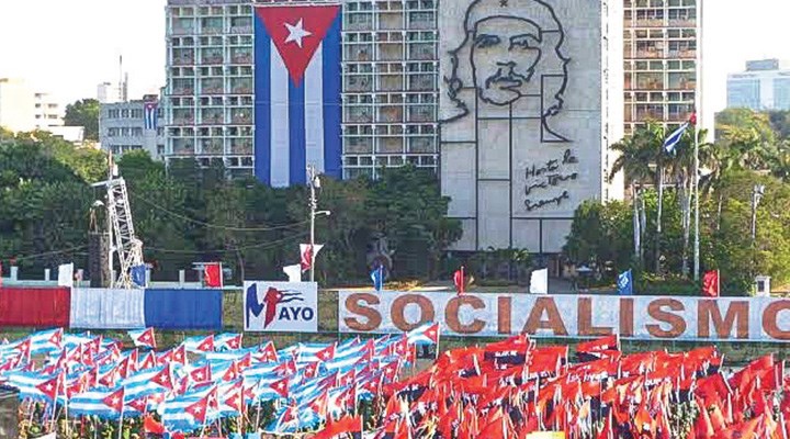 Küba’da sokaklar devrimcilere ait