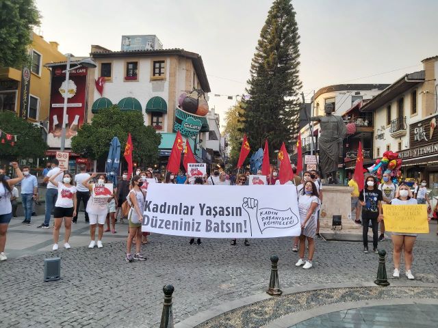 Kadınlar Azra Gülendam Haytaoğlu için Antalya’da bir araya geldi