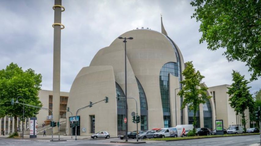 Alman polisi cami önünde karikatürlü gösteriyi yasakladı