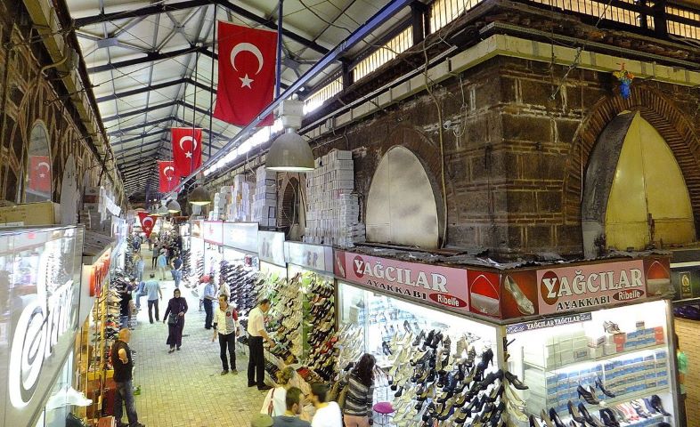 Bursa’da kararnameyle işyeri kapatılan vakıf kiracılarına icra şoku!