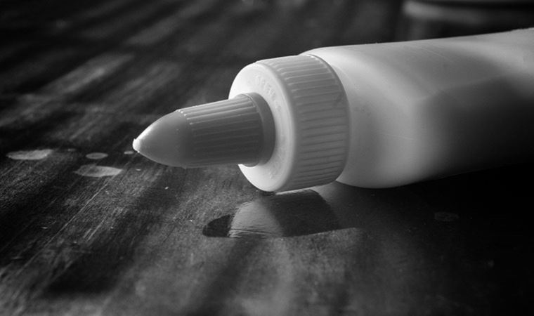 Prezervatif yerine yapıştırıcı kullanan genç adam yaşamını yitirdi