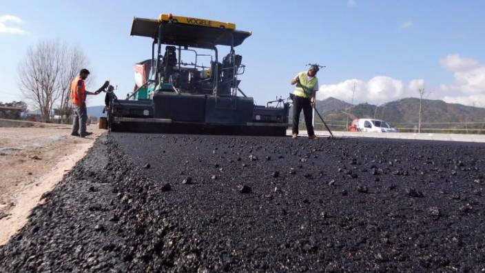 Asfalt vurgunu… Yapılan yolları kazdılar iddiası