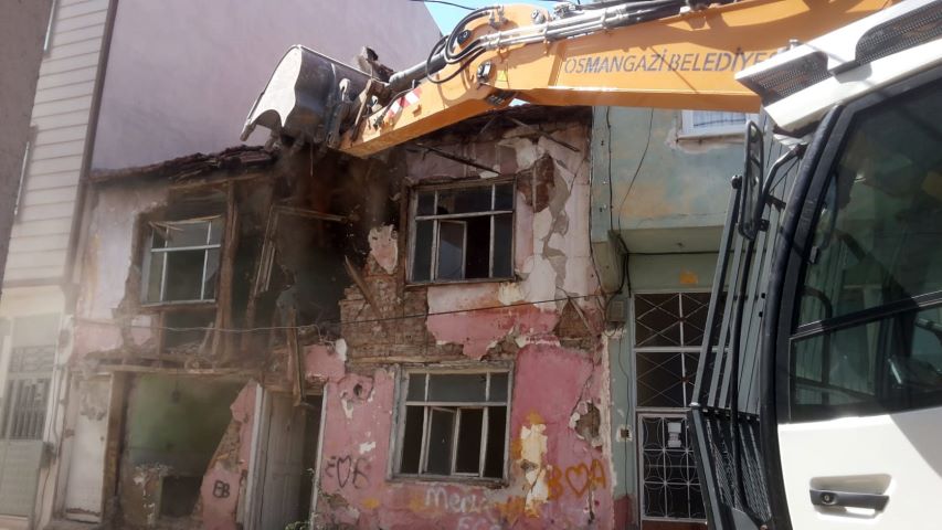 Bursa’da metruk binaların yıkımı sürüyor