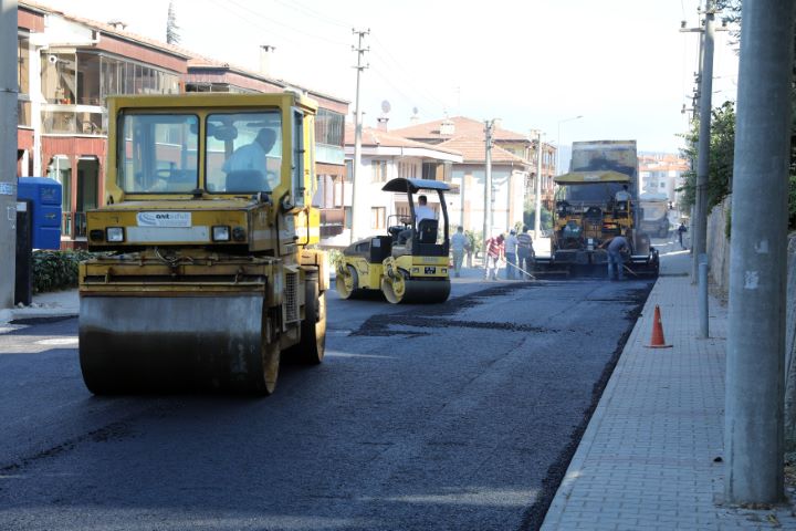 Mudanya’da asfalt çalışmaları hızla devam ediyor