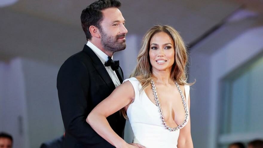 Jennifer Lopez ve Ben Affleck kırmızı halıda boy gösterdi