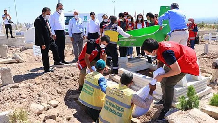 Evlenmek istemediği için babası tarafından tinerle yakılan Amara, kimsesizler mezarlığına defnedildi