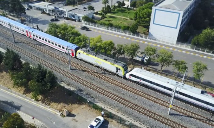 Tuzla’da bir yolcu treni, tersanede bekleyen Yüksek Hızlı Tren’e çarptı