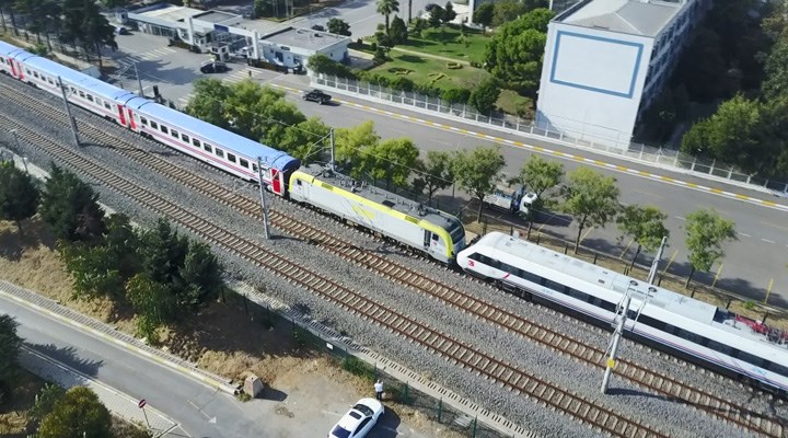 Tuzla’da bir yolcu treni, tersanede bekleyen Yüksek Hızlı Tren’e çarptı