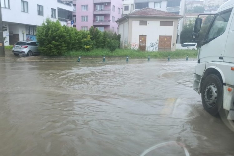 Bursa Orhangazi’de bazı sokaklar sele teslim